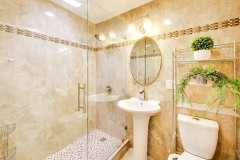 Bath - 1575 Sandpebble Dr #104, Wheeling, IL 60090 photo 2 of 2