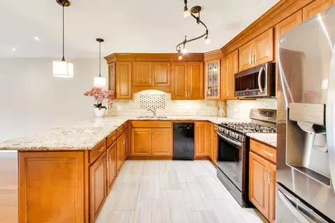 Kitchen - 1575 Sandpebble Dr #104, Wheeling, IL 60090 photo 2 of 3