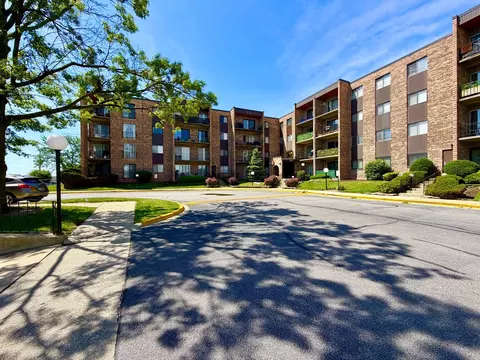 625 W Huntington Commons Rd #317, Mount Prospect, IL 60056