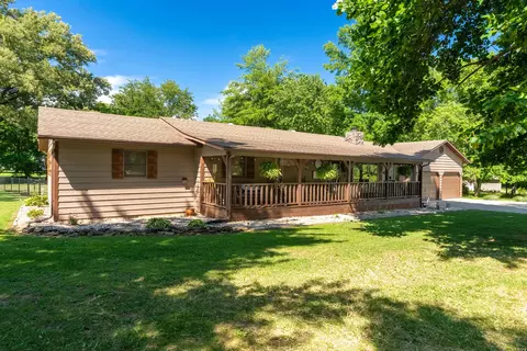 180 White Oak Ln, Harrisburg, IL 62946