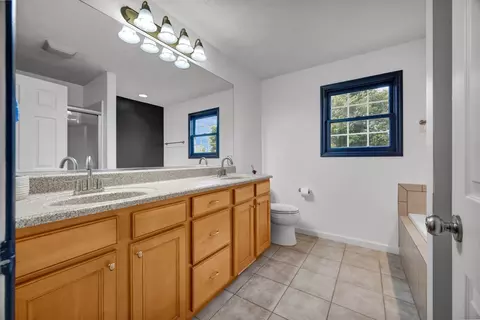 Bath - 3306 Crossgate Dr, Bloomington, IL 61704 photo 2 of 5