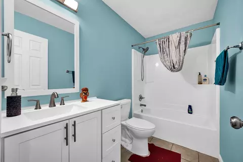 Bath - 3306 Crossgate Dr, Bloomington, IL 61704 photo 4 of 5