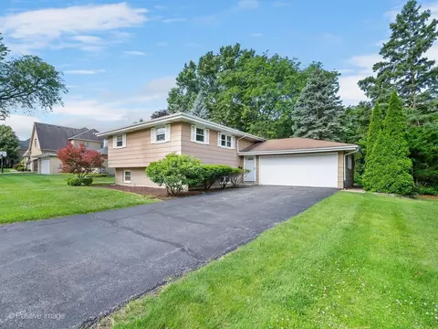 102 Hill St, Roselle, IL 60172