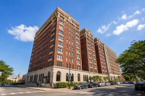5300 S Shore Dr #810, Chicago, IL 60615