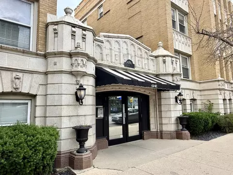 4240 N Clarendon Ave #404N, Chicago, IL 60613