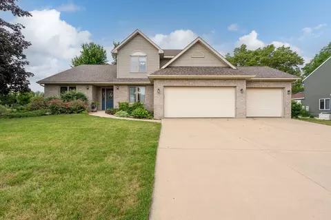 915 Pleasant Hill Dr, Dewitt, IA 52742