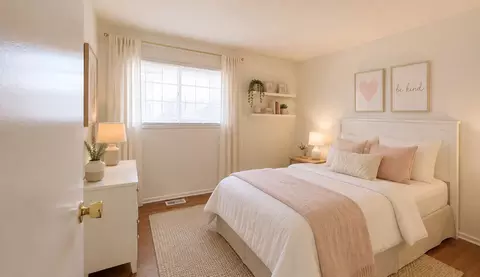 Bedroom - 1360 Devonshire Ln, Hoffman Estates, IL 60169 photo 2 of 5