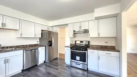 Kitchen - 1360 Devonshire Ln, Hoffman Estates, IL 60169 photo 2 of 2