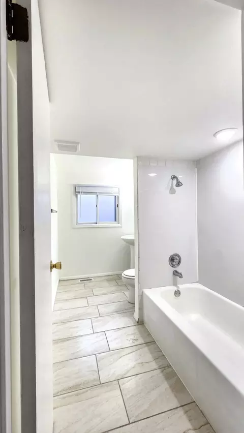 Bath - 1360 Devonshire Ln, Hoffman Estates, IL 60169 photo 3 of 3
