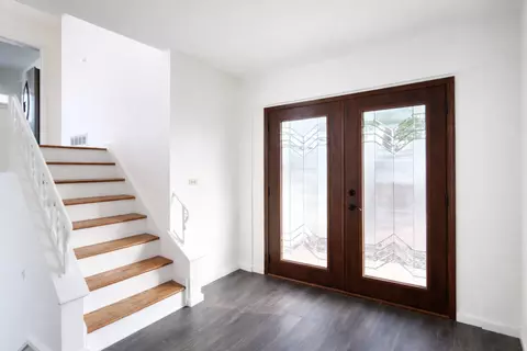 Entry Way - 1360 Devonshire Ln, Hoffman Estates, IL 60169 photo 3 of 8