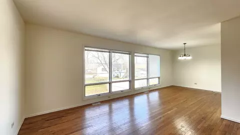 Living - 1360 Devonshire Ln, Hoffman Estates, IL 60169 photo 3 of 11