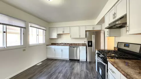 Kitchen - 1360 Devonshire Ln, Hoffman Estates, IL 60169 photo 1 of 2