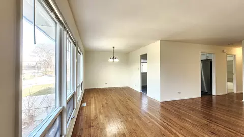 Living - 1360 Devonshire Ln, Hoffman Estates, IL 60169 photo 5 of 11