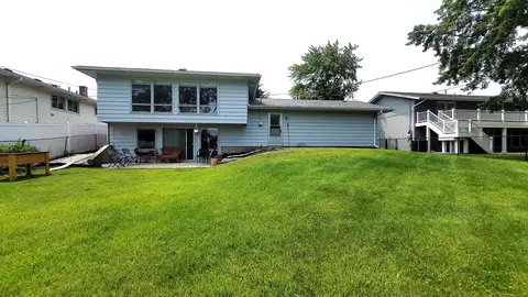 Exterior - 1360 Devonshire Ln, Hoffman Estates, IL 60169 photo 2 of 3