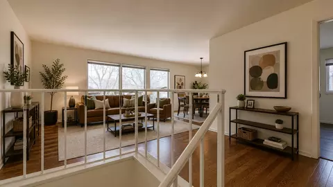 Entry Way - 1360 Devonshire Ln, Hoffman Estates, IL 60169 photo 6 of 8