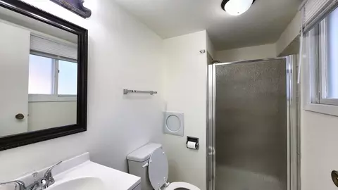 Bath - 1360 Devonshire Ln, Hoffman Estates, IL 60169 photo 2 of 3