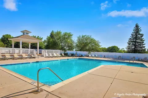 Exterior - 2886 Falling Waters Ln, Lindenhurst, IL 60046 photo 4 of 7