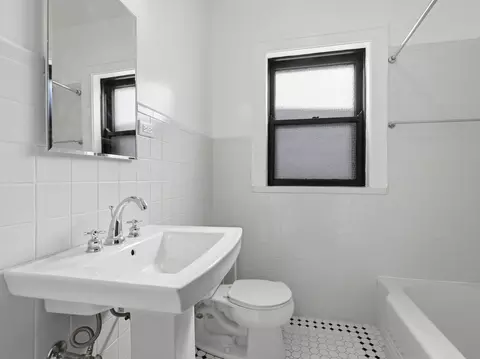 Bath - 1421 E 58th St #3E, Chicago, IL 60637 photo 1 of 1