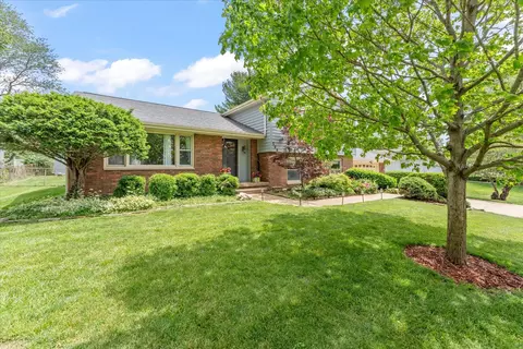 208 S Meadowhill Ln, Mahomet, IL 61853