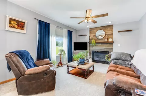 Living - 661 Chestnut Rdg, Minooka, IL 60447 photo 2 of 3