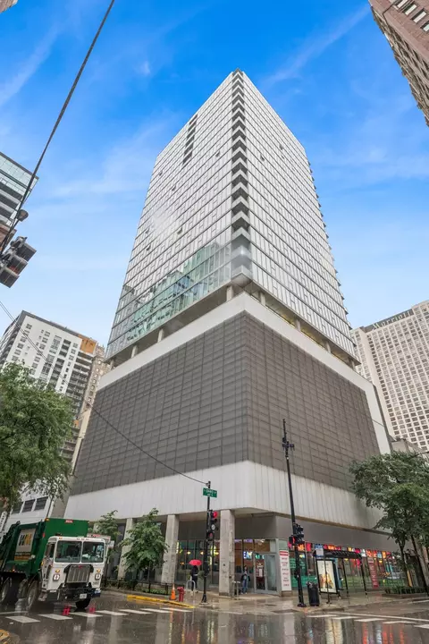 550 N St Clair St #2105, Chicago, IL 60611