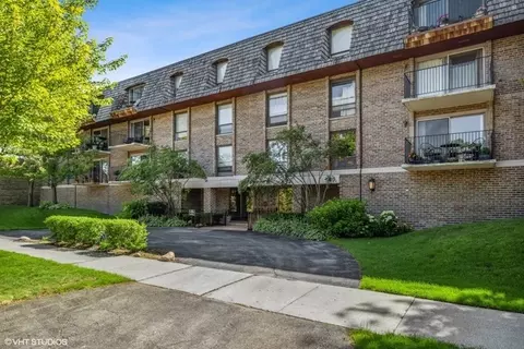 134 Green Bay Rd #104, Winnetka, IL 60093