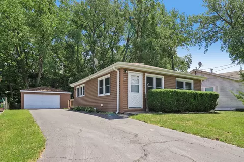 91 Bay Rd, Fox Lake, IL 60020