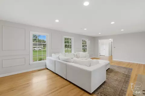Living - 5 Marquette Ln, Kankakee, IL 60901 photo 2 of 3