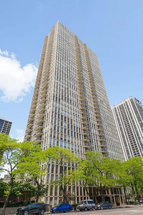 1660 N Lasalle St #807, Chicago, IL 60614