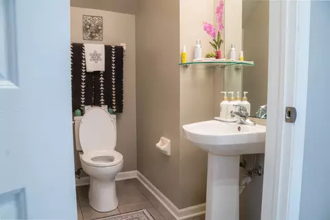Bath - 103 Hampton Blvd, Lake Bluff, IL 60044 photo 1 of 3