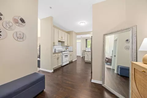 Entry Way - 732 County Line Rd, Aurora, IL 60502 photo 6 of 6