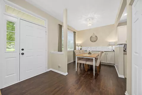 Entry Way - 732 County Line Rd, Aurora, IL 60502 photo 4 of 6