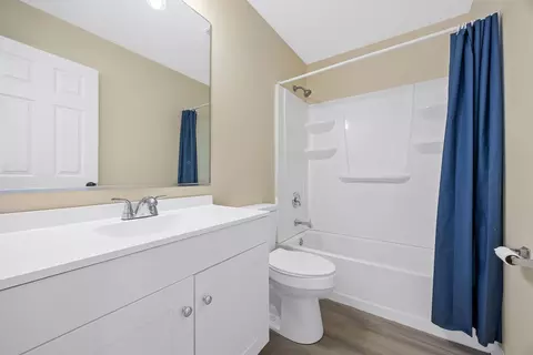 Bath - 732 County Line Rd, Aurora, IL 60502 photo 2 of 2