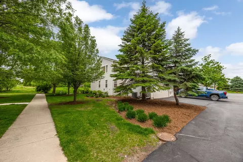 Exterior - 732 County Line Rd, Aurora, IL 60502 photo 5 of 6
