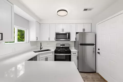 Kitchen - 15622 Millard Ave, Markham, IL 60428 photo 2 of 4