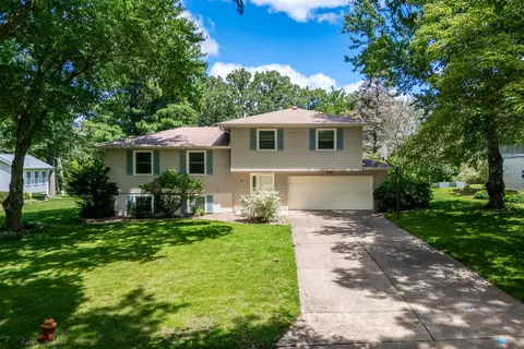 516 W Mulberry Ln, Long Grove, IA 52756