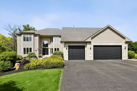 10 Bordeaux Ct, Oakwood Hills, IL 60013