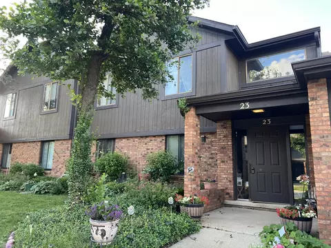 23 Creekside Cir #D, Elgin, IL 60123