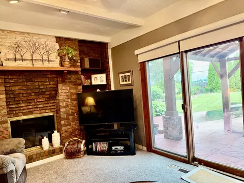 Living - 7 Westminster Dr, Spring Valley, IL 61362 photo 6 of 10