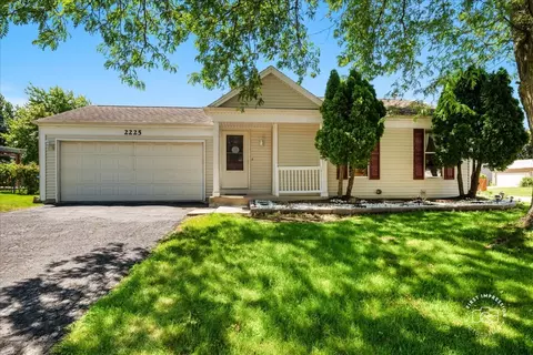 2225 Highfield Ln, Aurora, IL 60504