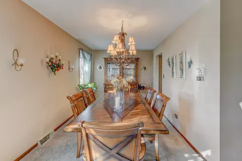 Dining - 181 W 28th St, South Chicago Heights, IL 60411 photo 1 of 2