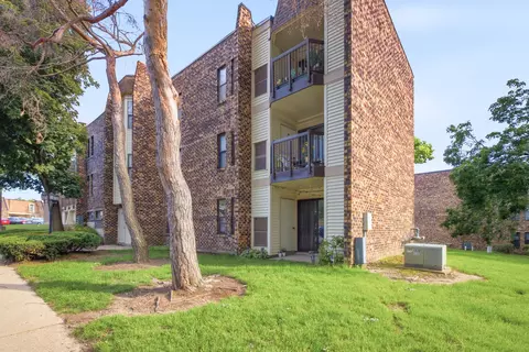 2013 Country Club Dr #4A, Woodridge, IL 60517