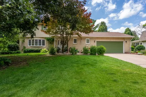 3726 Ridgewood Dr, Davenport, IA 52807