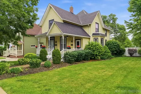 202 N 5th St, Saint Charles, IL 60174