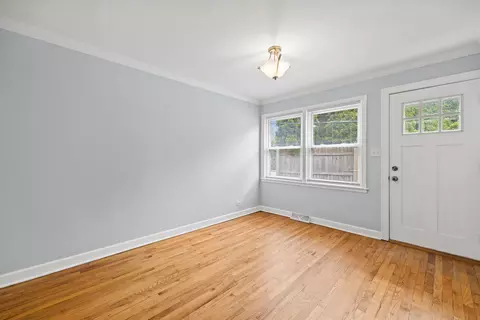 Living - 939 Long Rd, Glenview, IL 60025 photo 3 of 7