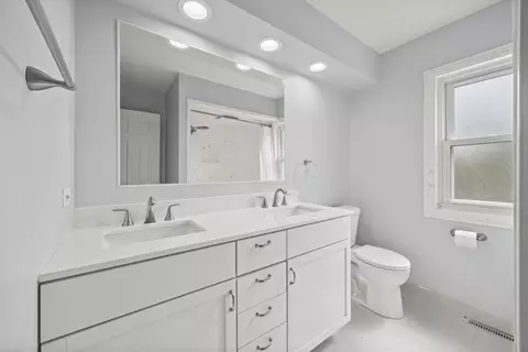 Bath - 939 Long Rd, Glenview, IL 60025 photo 1 of 4