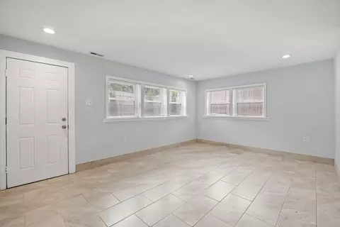 Living - 939 Long Rd, Glenview, IL 60025 photo 5 of 7
