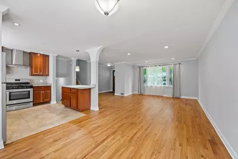 Living - 939 Long Rd, Glenview, IL 60025 photo 2 of 7