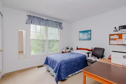 Bedroom - 1438 Della Dr, Hoffman Estates, IL 60169 photo 3 of 4