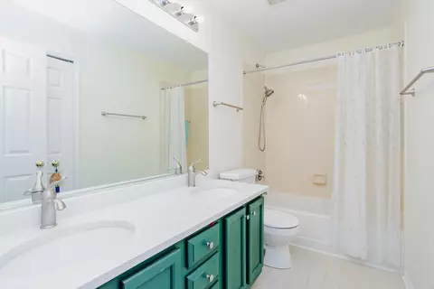 Bath - 1438 Della Dr, Hoffman Estates, IL 60169 photo 4 of 4
